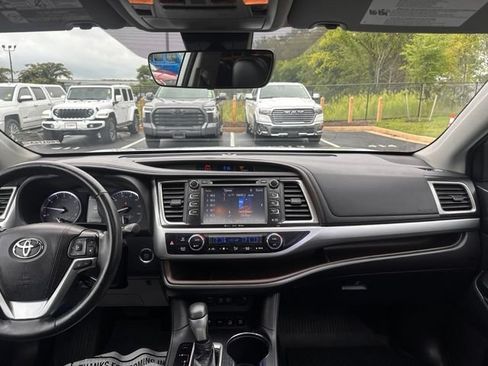Used 2018 Toyota Highlander XLE AWD/4WD image 27