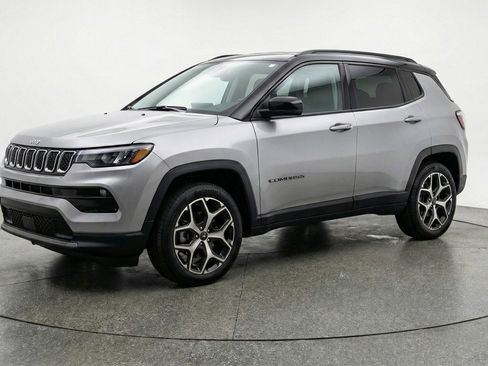 Used 2025 Jeep Compass Limited AWD/4WD image 3