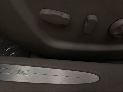 Used 2011 Buick Lucerne CXL image 23