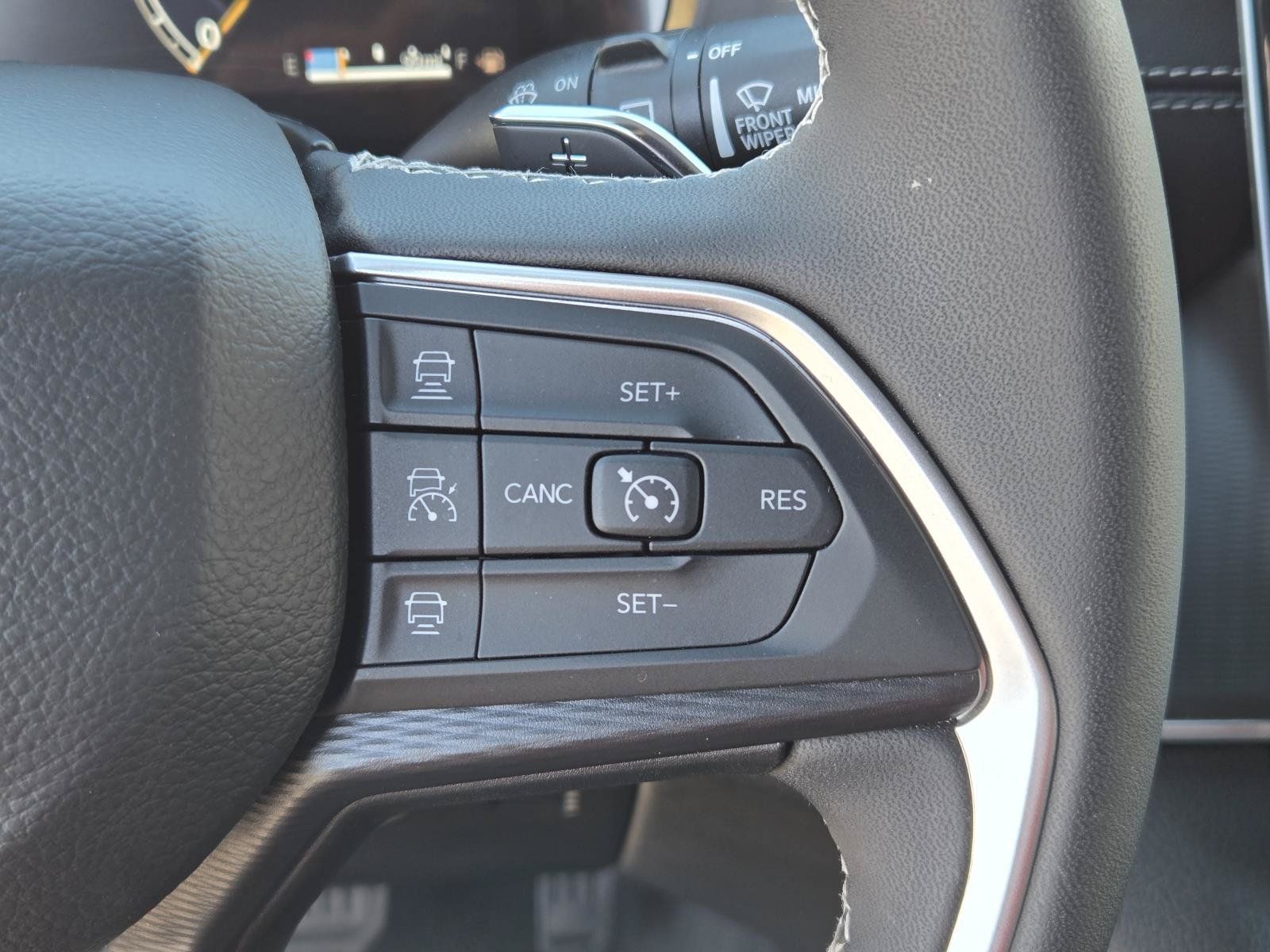Used 2025 Jeep Grand Cherokee Laredo X RWD image 17