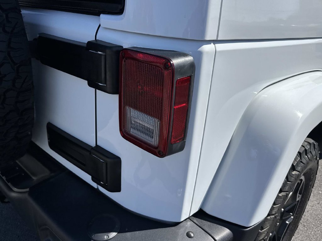 Used 2015 Jeep Wrangler Unlimited Rubicon AWD/4WD image 17