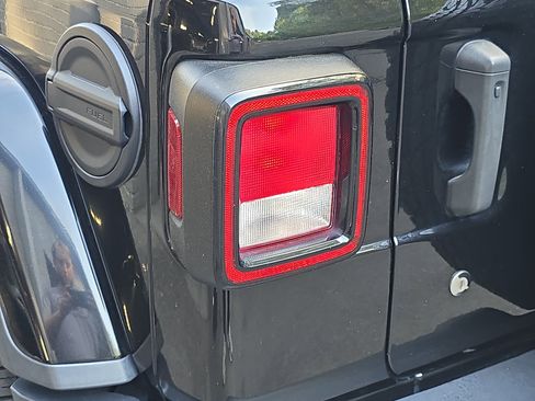 Used 2018 Jeep Wrangler Unlimited Sahara image 33