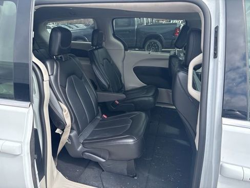 Used 2024 Chrysler Pacifica Touring-L image 8