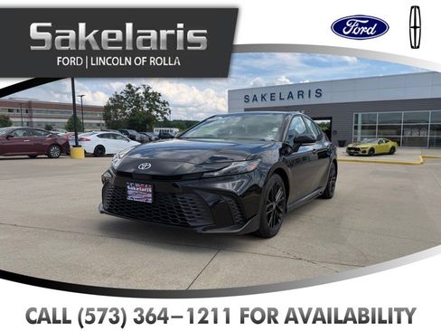 Used 2025 Toyota Camry SE FWD image 1
