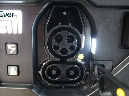 Used 2024 Kia EV9 Light Long Range RWD image 10