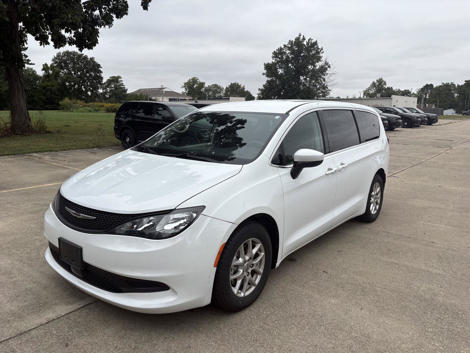 Used 2023 Chrysler Voyager LX FWD image 3