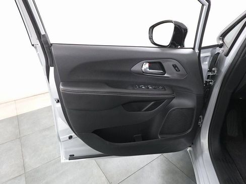 New 2026 Chrysler Pacifica Select w/ S Appearance Package FWD image 10