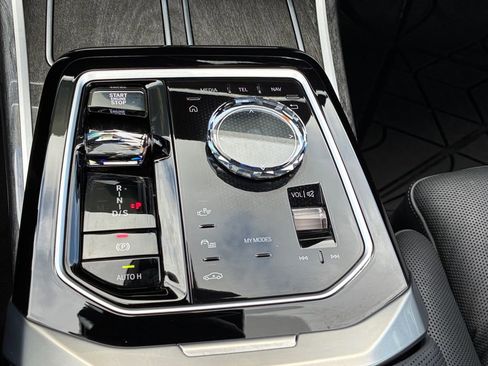 Used 2023 BMW 760i xDrive w/ Luxury Rear Seating Package image 10