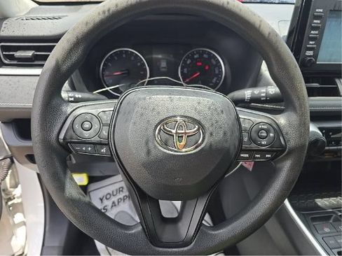 Used 2019 Toyota RAV4 LE FWD image 5