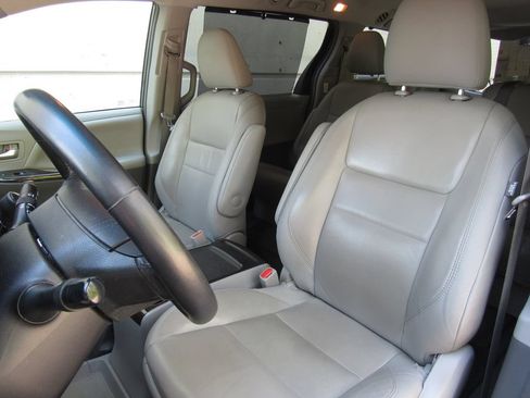 Used 2015 Toyota Sienna XLE Premium FWD image 11