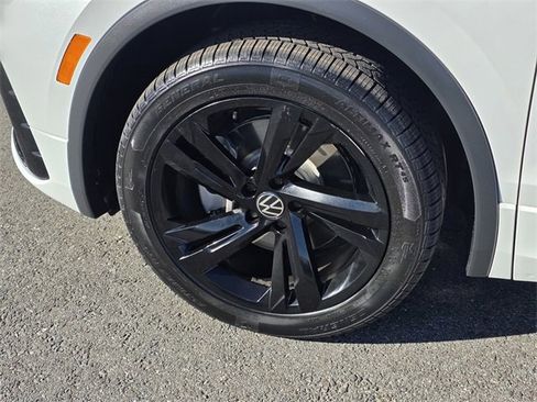 Used 2023 Volkswagen Tiguan SE R-Line image 5