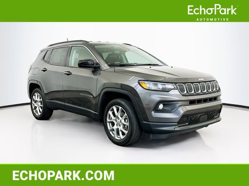 Used 2022 Jeep Compass Latitude image 1