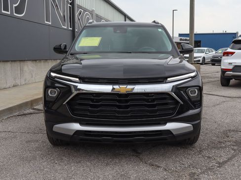 Used 2025 Chevrolet TrailBlazer LT FWD image 2