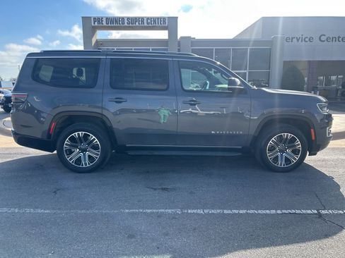 Used 2023 Jeep Wagoneer Base w/ Premium Group I image 4