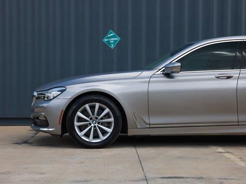 Used 2018 BMW 740i image 30