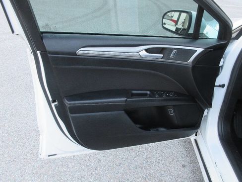 Used 2018 Ford Fusion SE image 12