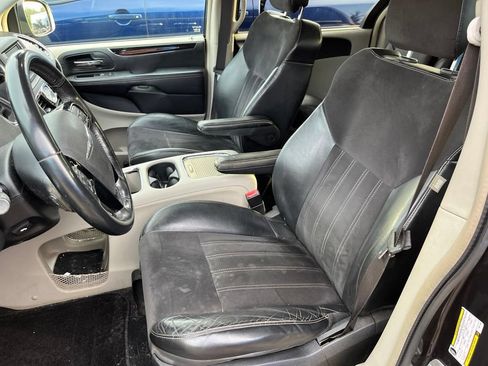 Used 2014 Chrysler Town & Country Touring-L FWD image 7