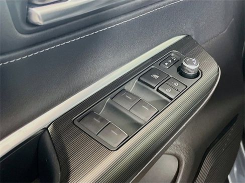 Used 2023 Toyota Venza Limited image 16