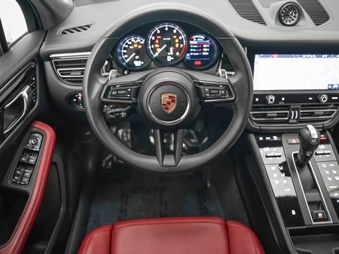 Certified 2025 Porsche Macan image 16