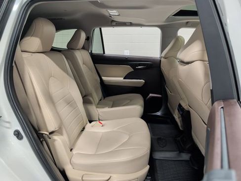 Used 2021 Toyota Highlander XLE image 35