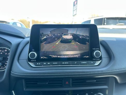 Used 2025 Nissan Rogue S AWD/4WD image 24