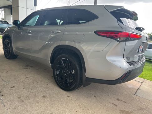 Used 2023 Toyota Highlander LE FWD image 5