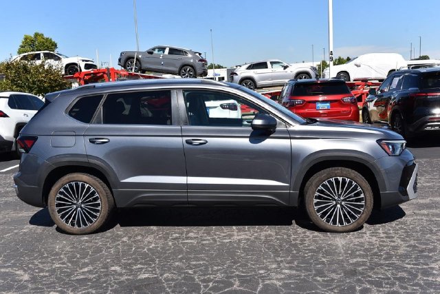Used 2025 Volkswagen Taos SE w/ Panoramic Sunroof Package FWD image 5