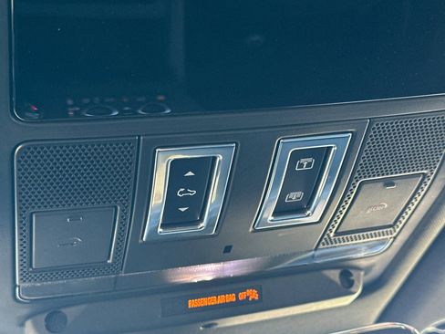 Used 2023 Land Rover Defender 130 X-Dynamic SE image 22