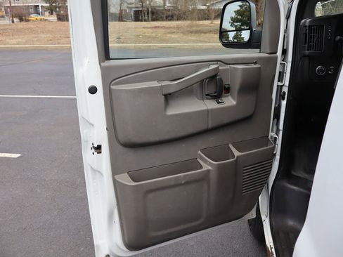 Used 2017 Chevrolet Express 2500 image 22