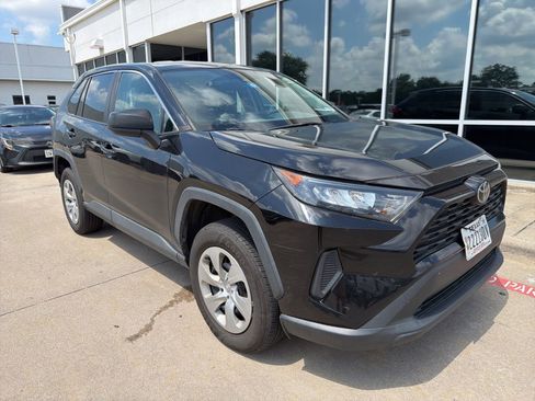 Used 2022 Toyota RAV4 LE FWD image 3