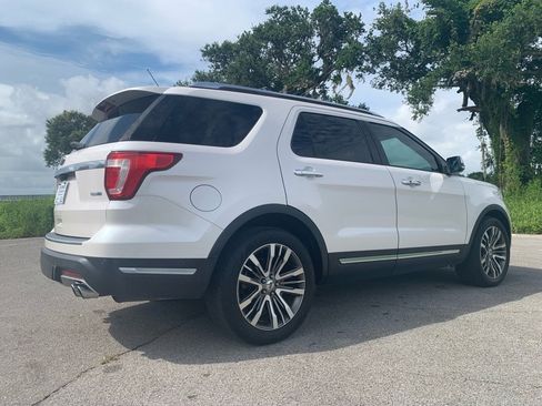 Used 2018 Ford Explorer Platinum image 2