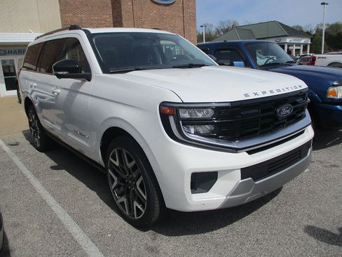 New 2026 Ford Expedition Platinum w/ Platinum Ultimate Package AWD/4WD image 1