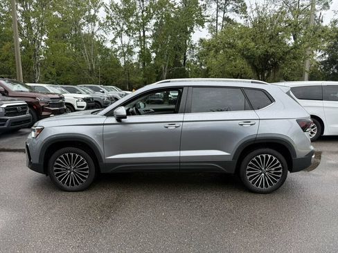 Used 2025 Volkswagen Taos SE FWD image 2