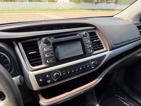Used 2019 Toyota Highlander LE FWD image 18