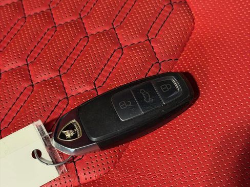 Used 2020 Lamborghini Urus image 26