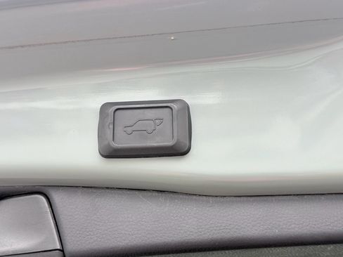 Used 2022 Toyota RAV4 XLE w/ Convenience Package FWD image 10