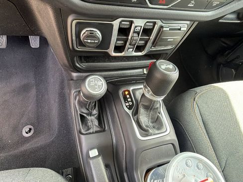 Used 2025 Jeep Wrangler Sahara image 29