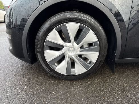 Used 2024 Tesla Model Y Long Range AWD/4WD image 29
