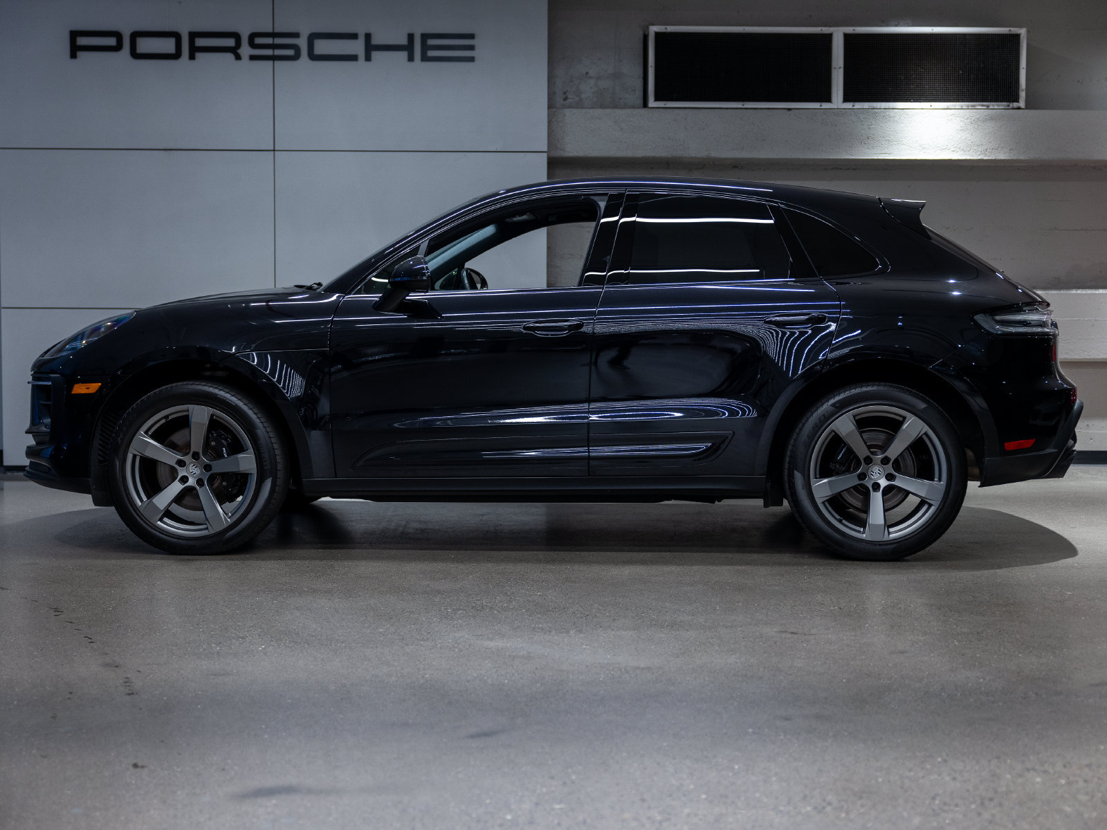 Certified 2023 Porsche Macan S AWD/4WD image 2