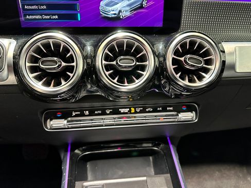 Used 2022 Mercedes-Benz GLB 250 4MATIC image 25