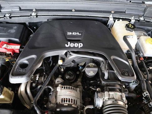 Used 2019 Jeep Wrangler Unlimited Sahara image 39