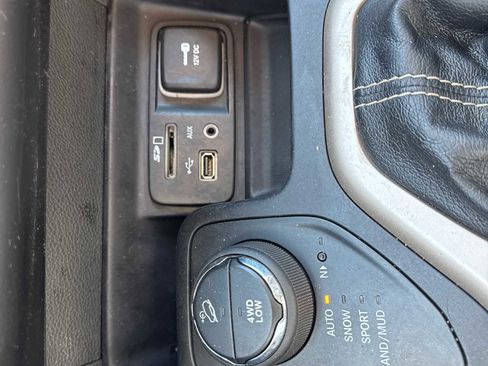Used 2015 Jeep Cherokee Latitude AWD/4WD image 30