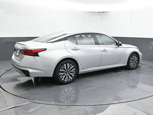 Used 2024 Nissan Altima 2.5 SV FWD image 3