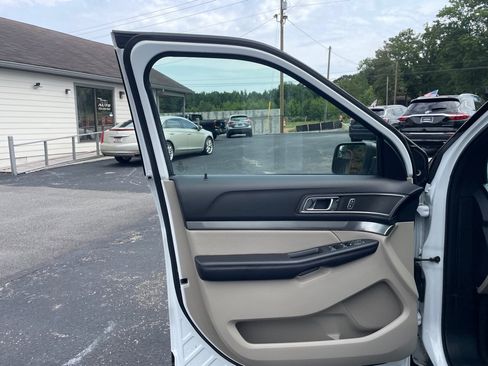Used 2018 Ford Explorer XLT FWD image 11