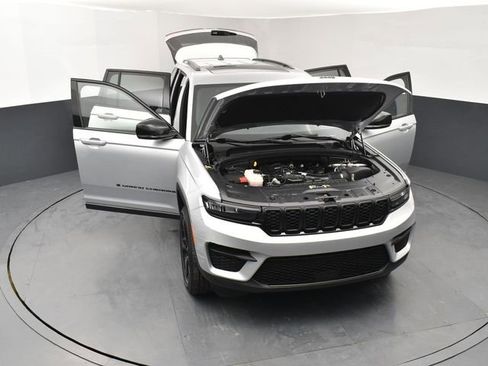 Used 2023 Jeep Grand Cherokee Altitude AWD/4WD image 25