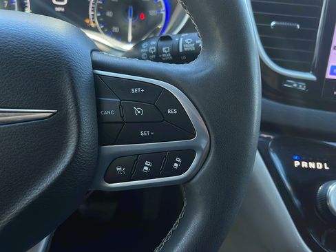 Used 2023 Chrysler Pacifica Touring-L FWD image 12