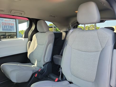 Used 2025 Toyota Sienna LE FWD image 12