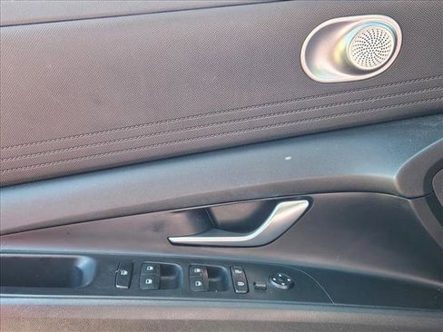 Used 2022 Hyundai Elantra SE image 6