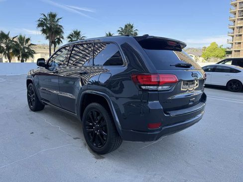 Used 2018 Jeep Grand Cherokee Altitude image 4