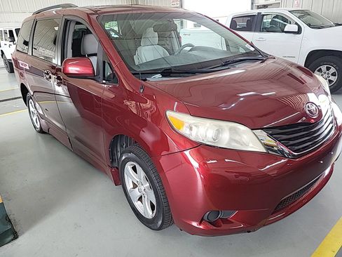 Used 2012 Toyota Sienna LE FWD image 5
